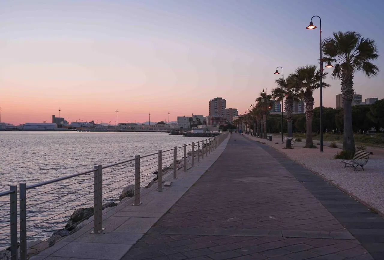 Minimalist Chic A Villanova 3Bdr - 2Bth - Wifi Cagliari Italy